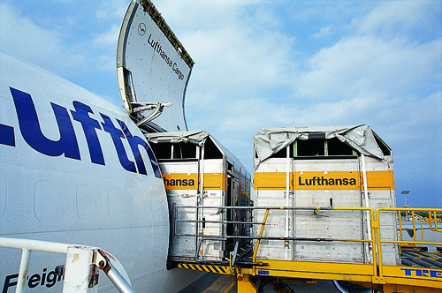 Lufthansa Cargo MD-11 loading-small